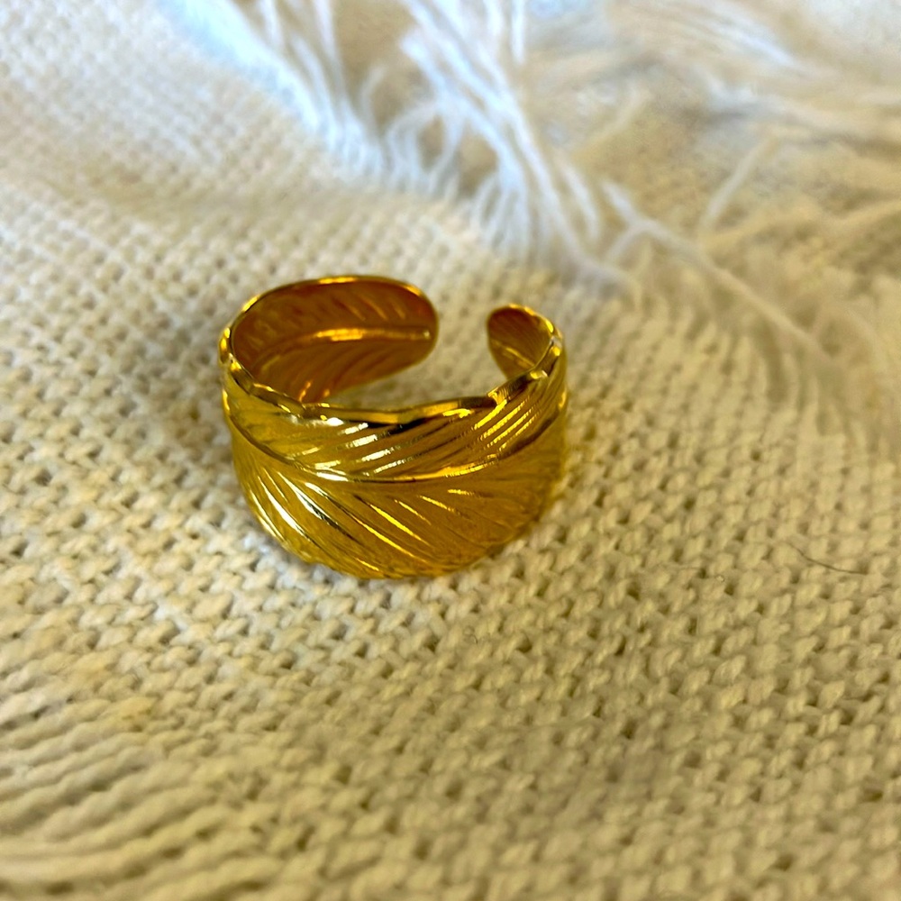 New Beautiful 18k Gold Plated Feather Ring